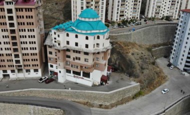 6 katlı apartman cami görenleri şaşırtıyor: 'Müteahhit günahlarını affettirmek için yaptı'