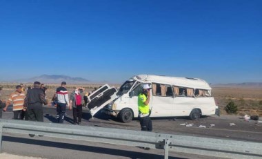 Karaman'da lastiği patlayan yolcu minibüsü devrildi: 2 ölü, 9 yaralı