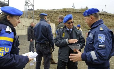 Kosovalı gazilerden EULEX karşıtı protesto: Cep telefonlar, merkeze fırlatıldı