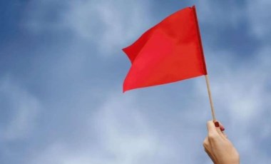 Red flag nedir? Red flag ne demek? İlişkilerde Red flag ne demek?