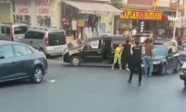 Esenyurt'ta 'yol' kavgası: Çekiçle aracın camını indirdi, polis havaya ateş açtı!