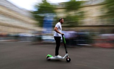 Seyir halindeki gencin altından scooterını çaldılar