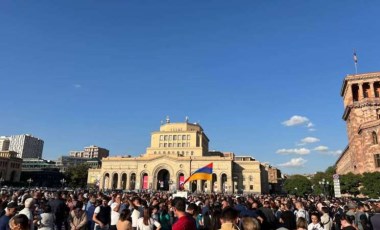 Ermenistan'da protestocular meydana indi, trafik akışı durdu: 'Paşinyan hain' sloganları atıldı