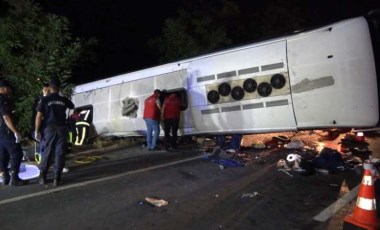 Denizli'de katliam gibi kaza! Bariyerleri yıkıp karşı şeride geçen TIR otobüse çarptı: 6 ölü, 43 yaralı