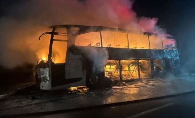 Faciadan dönüldü... Sivas'ta seyir halindeki yolcu otobüsü yandı