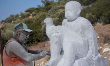 Kuşadası’nda mermerler ‘barış ve özgürlük’ temasıyla işleniyor