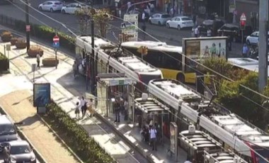 Son dakika... İETT otobüsü tramvaya çarptı!