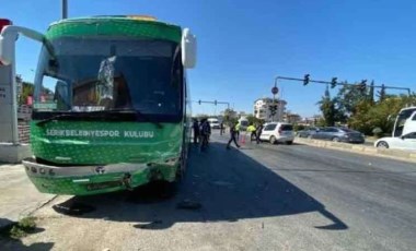 Serik Belediyespor takım otobüsü, otomobille çarpıştı: 1 yaralı