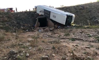 Son dakika... Erzurum'da yolcu otobüsü şarampole devrildi, 3 kişi hayatını kaybetti, 22 kişi yaralandı