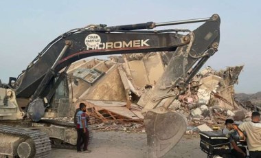 Hatay'da kontrolsüz yıkım ölüm getirdi: Hasarlı bina operatörün üstüne düştü!