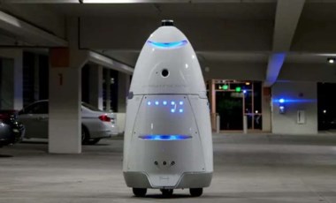 Robot polisler metrolarda görev almaya başladı