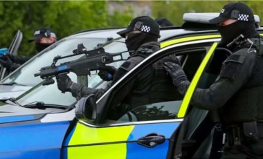 Londra'da bir polis hakkında cinayet suçlamasıyla dava açılmasına protesto: Onlarca silahlı polis görevden çekildi