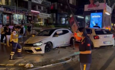 Bağdat Caddesi'nin göbeğinde feci kaza... Aynı yönde giden 2 otomobil çarpıştı: 3 yaralı