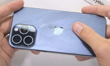 94 bin TL'lik iPhone 15 Pro Max tek bir bükülmeyle paramparça