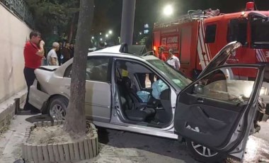 Üsküdar'da feci kaza: Otomobil aydınlatma direğine çarptı