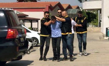 Adana'da polisleri gören saldırganlar silahları balkondan attı