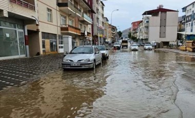 Adana'da sağanak hayatı olumsuz etkiledi