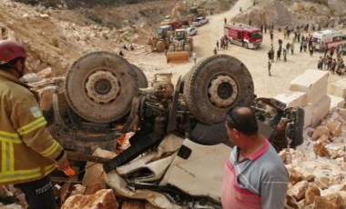 Hafriyat kamyonu uçuruma devrildi: 2 ölü