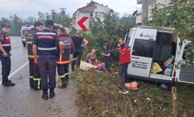 Fındık işçilerini taşıyan minibüs direğe çarptı: 5'i çocuk 17 yaralı