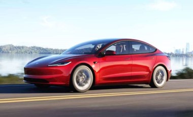 Tesla Model 3, aniden stop etti: Trafiği saatlerce aksattı