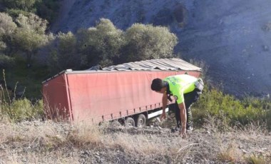 Erzincan’da korkunç kaza: TIR şarampole uçtu