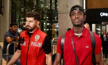 Beşiktaş'ın yeni transferi Eric Bailly, İstanbul'a geldi