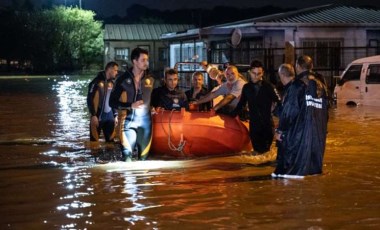 İstanbul Valiliği son durumu açıkladı: Selde 2 kişi hayatını kaybetti, 12 kişi yaralandı