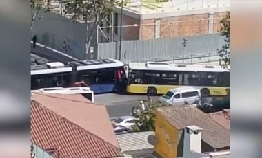 Eminönü'nde İETT otobüsü tramvaya çarptı