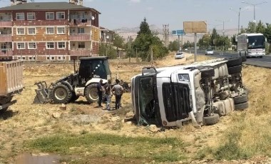 İki araçtan sonra iş yerinin duvarına çarparak durabildi: 3 yaralı!