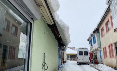 Çatıdan üzerine buz kütlesi düşen şahıs yaralandı