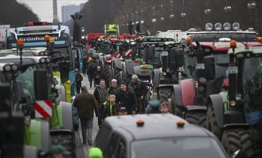 Berlin'de protestoya giden çiftçilerle dayanışma gösteren itfaiye eri hakkında inceleme başlatıldı