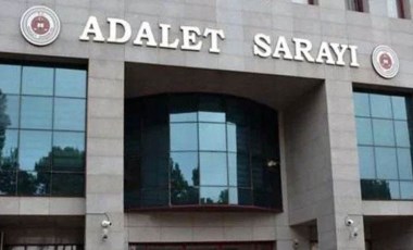 Adliyede hareketli dakikalar... Engellenince polisin üzerine araç sürdüler!