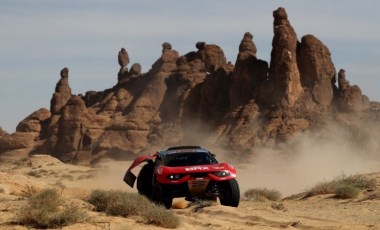 Dakar Rallisi'nin 9. etabında zirvedeki isim Sebastien Loeb!