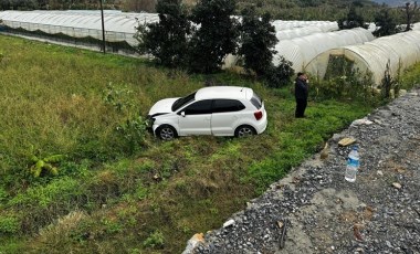 Direksiyon hakimiyetini kaybetti: İstinat duvarını aşıp tarlaya uçtu