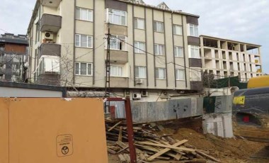 Üsküdar'da istinat duvarı çöktü: 'Deprem oluyor zannettik'