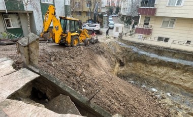 Avcılar’da 4 katlı bir binanın istinat duvarı çöktü