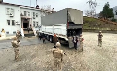 Bitlis'te TIR'ın dorsesinden 76 kaçak çıktı