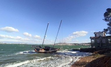 Ayvalık'ta fırtına: Yelkenli tekne karaya oturdu