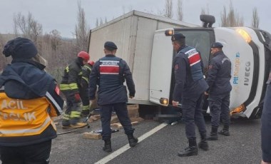 Konya'da kargo aracı devrildi: 1 ölü, 1 yaralı!