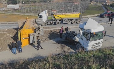 Sultangazi’de feci kaza: Damper yerinden koptu hafriyat yola döküldü