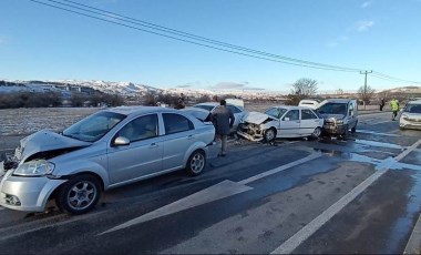 Sivas'ta feci kaza... 10 araç birbirine girdi!