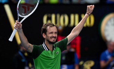 Avustralya Açık'ta 4 saat süren maçta yarı final biletini alan Daniil Medvedev oldu!