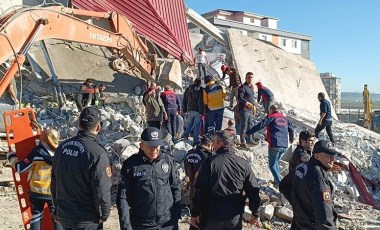 Son dakika... Kahramanmaraş'ta ağır hasarlı bina iş makinesinin üzerine çöktü: Operatör enkaz altında kaldı!