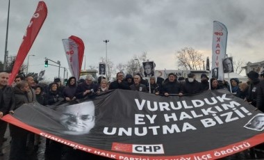 Kadıköy'de yurttaşlar Uğur Mumcu için yürüdü: 'Türkiye laiktir laik kalacak!' sloganları...