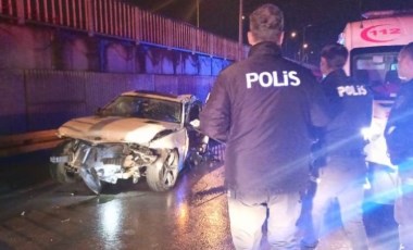 Yol ayrımındaki bariyere çarpan araç hurdaya döndü: 2 kişi hayatını kaybetti!