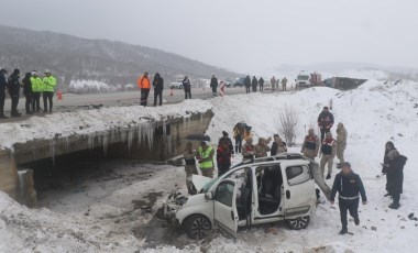 Son dakika... Erzincan'da hafif ticari araç ile midibüs çarpıştı: 1 ölü, 6’sı asker 9 yaralı