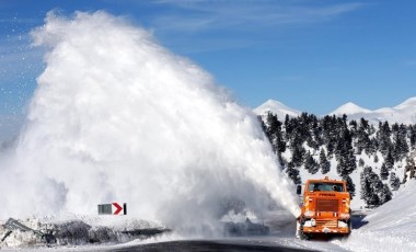 Çığ düşmüştü... Köy yolu ulaşıma açıldı