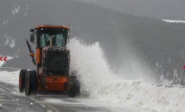 Hakkari’de kar yağışı... 355 yerleşim yolu ulaşıma kapandı!