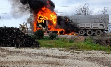 Arızalanınca sürücüsünün tamirci aramaya gittiği TIR yandı