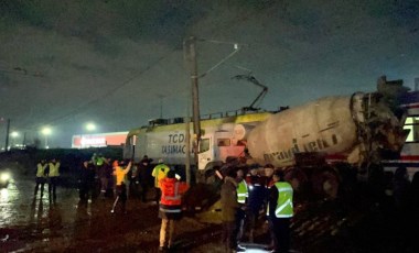 Tekirdağ'da feci olay... Yolcu treni, hemzemin geçitte beton mikserine çarptı; 1 yaralı